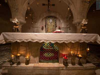 L�esplorazione della cripta ci permette infine di scoprire l�altare sobrio e austero in cui sono deposte le reliquie di San Nicola, protette da un�urna